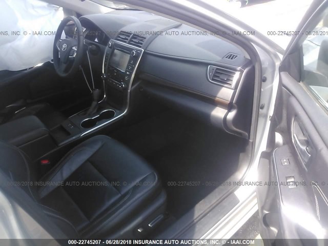 4T1BF1FK3HU639785 - 2017 TOYOTA CAMRY LE/XLE/SE/XSE 银色 照片 5