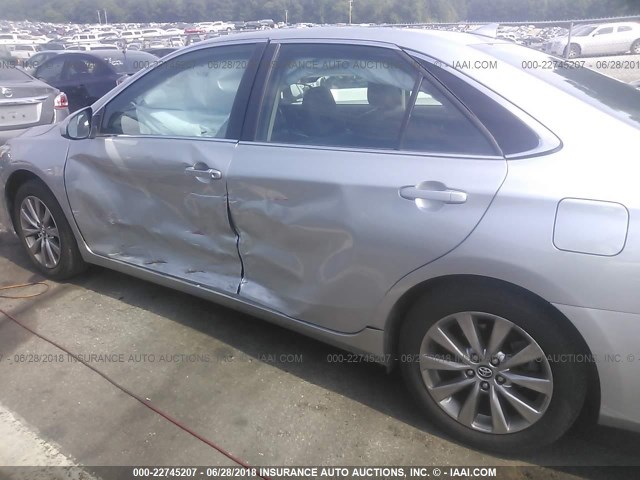 4T1BF1FK3HU639785 - 2017 TOYOTA CAMRY LE/XLE/SE/XSE 银色 照片 6