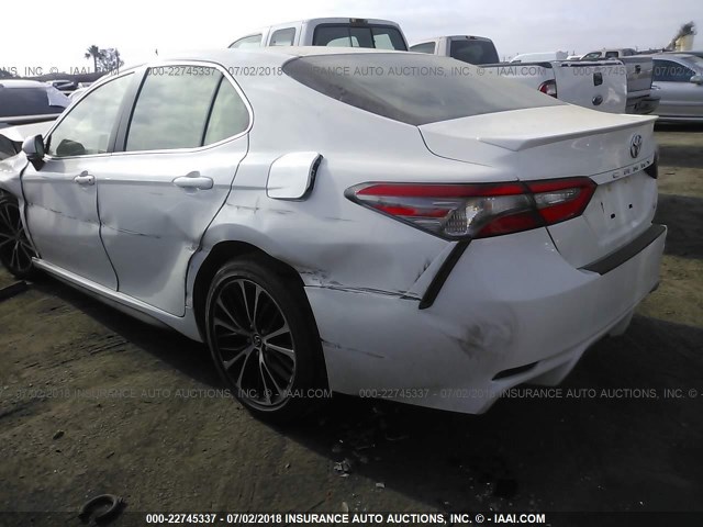 JTNB11HK7J3038998 - 2018 TOYOTA CAMRY L/LE/XLE/SE/XSE WHITE photo 3