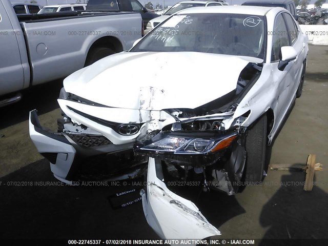 JTNB11HK7J3038998 - 2018 TOYOTA CAMRY L/LE/XLE/SE/XSE WHITE photo 6