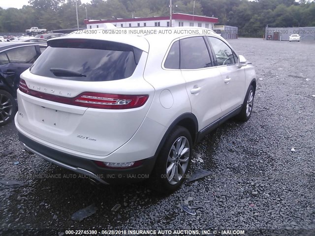 5LMCJ2D9XHUL15318 - 2017 LINCOLN MKC SELECT WHITE photo 4