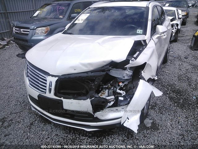 5LMCJ2D9XHUL15318 - 2017 LINCOLN MKC SELECT WHITE photo 6