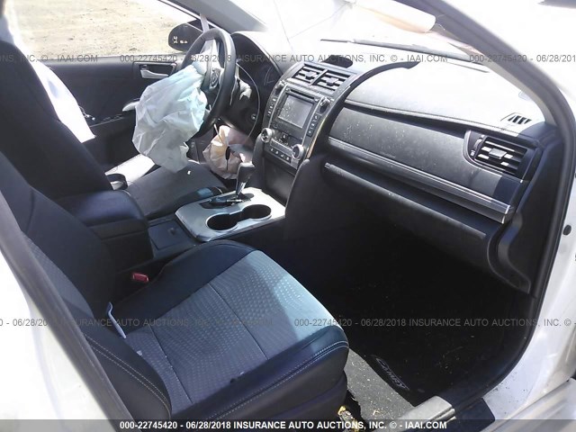 4T1BF1FK2CU581306 - 2012 TOYOTA CAMRY SE/LE/XLE 白色 照片 5