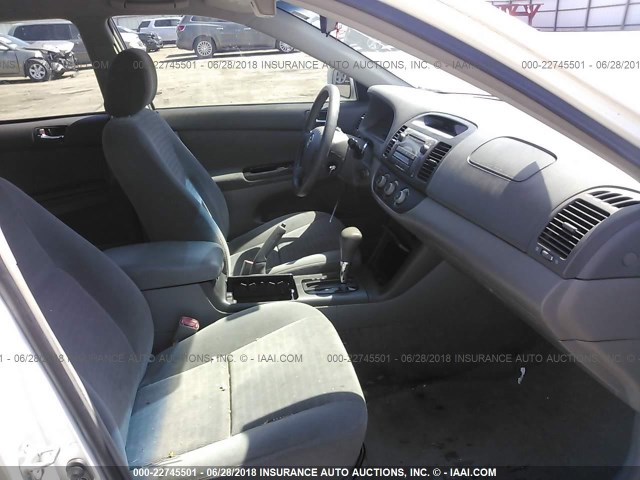 4T1BE32K05U020206 - 2005 TOYOTA CAMRY LE/XLE/SE 白色 照片 5