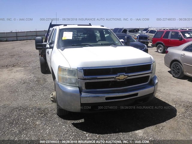 1GBJK33KX8F220580 - 2008 CHEVROLET SILVERADO K3500 WHITE photo 6