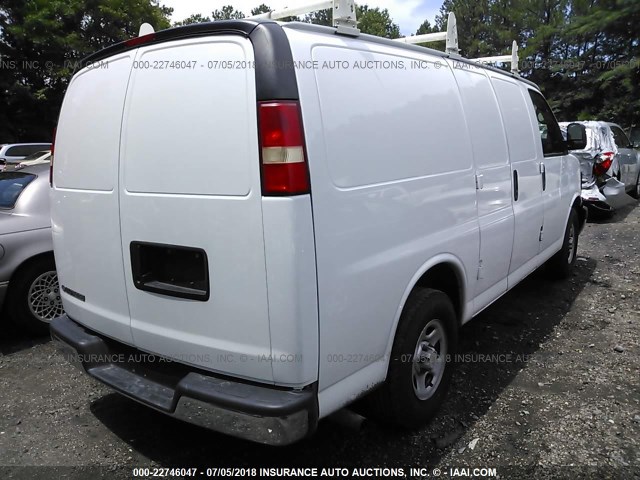 1GCFG15X281119997 - 2008 CHEVROLET EXPRESS G1500  WHITE photo 4