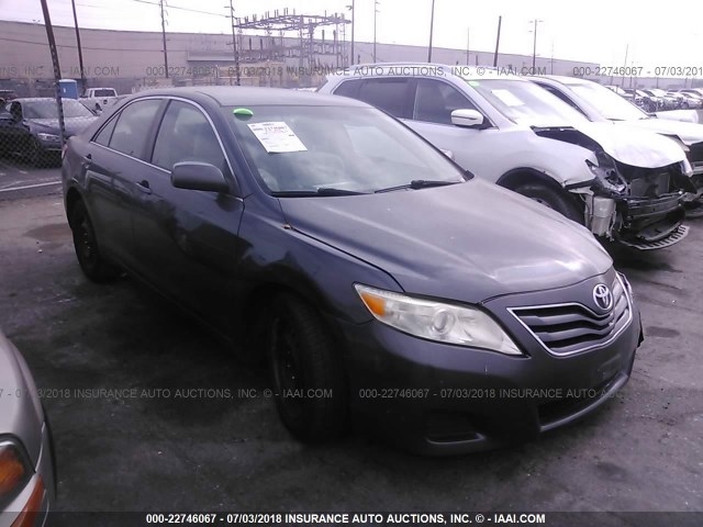 4T1BF3EK6BU608678 - 2011 TOYOTA CAMRY SE/LE/XLE GRAY photo 1
