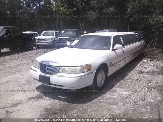 1L1FM81W81Y679273 - 2001 LINCOLN TOWN CAR EXECUTIVE WHITE photo 2