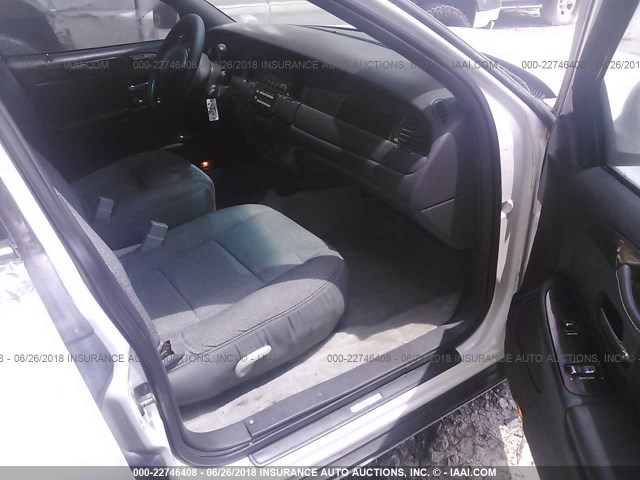 1L1FM81W81Y679273 - 2001 LINCOLN TOWN CAR EXECUTIVE WHITE photo 5