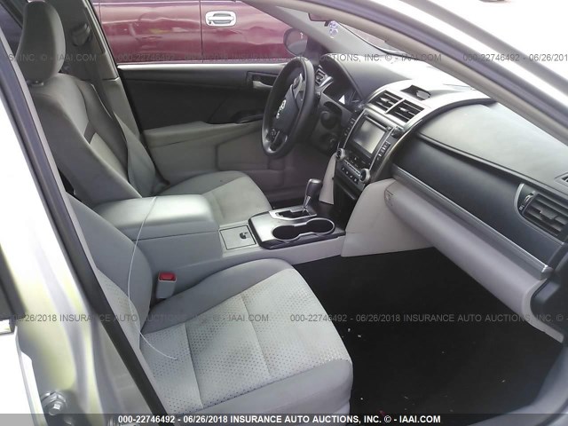 4T1BF1FK6EU384657 - 2014 TOYOTA CAMRY L/SE/LE/XLE 银色 照片 5