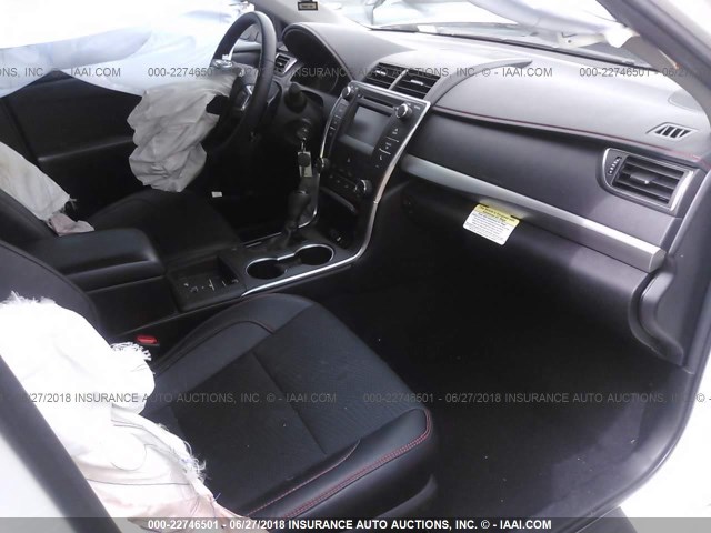 4T1BF1FK8HU299825 - 2017 TOYOTA CAMRY LE/XLE/SE/XSE 白色 照片 5