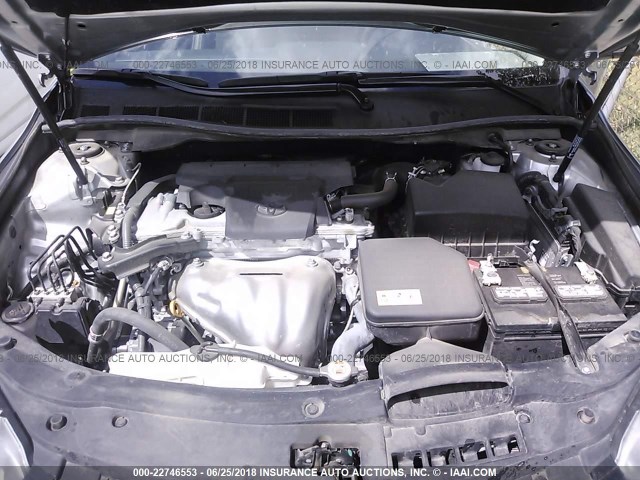 4T1BF1FK6HU743185 - 2017 TOYOTA CAMRY LE/XLE/SE/XSE SILVER photo 10