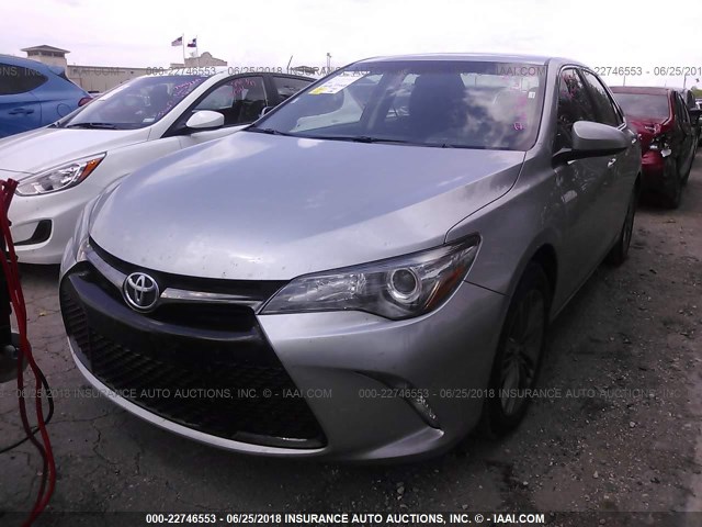 4T1BF1FK6HU743185 - 2017 TOYOTA CAMRY LE/XLE/SE/XSE SILVER photo 2