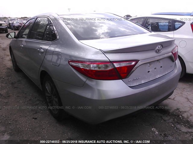 4T1BF1FK6HU743185 - 2017 TOYOTA CAMRY LE/XLE/SE/XSE SILVER photo 3