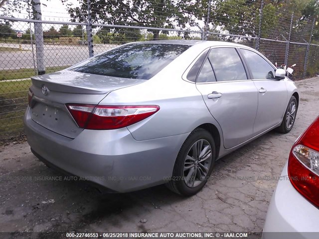 4T1BF1FK6HU743185 - 2017 TOYOTA CAMRY LE/XLE/SE/XSE SILVER photo 4