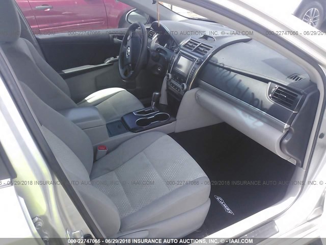 4T4BF1FK5CR190320 - 2012 TOYOTA CAMRY SE/LE/XLE SILVER photo 5