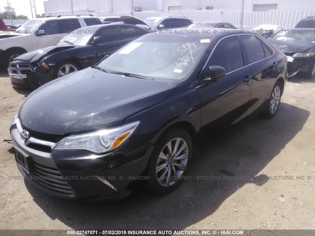 4T1BF1FK0HU642725 - 2017 TOYOTA CAMRY LE/XLE/SE/XSE BLACK photo 2