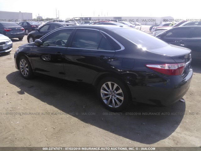 4T1BF1FK0HU642725 - 2017 TOYOTA CAMRY LE/XLE/SE/XSE BLACK photo 3