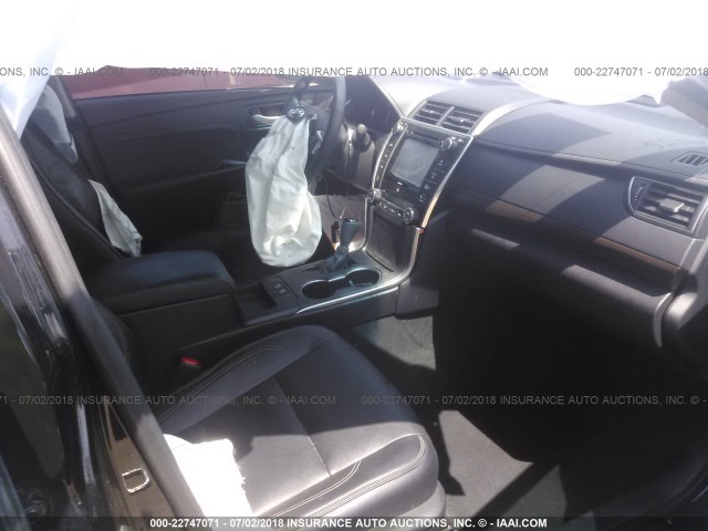 4T1BF1FK0HU642725 - 2017 TOYOTA CAMRY LE/XLE/SE/XSE BLACK photo 5