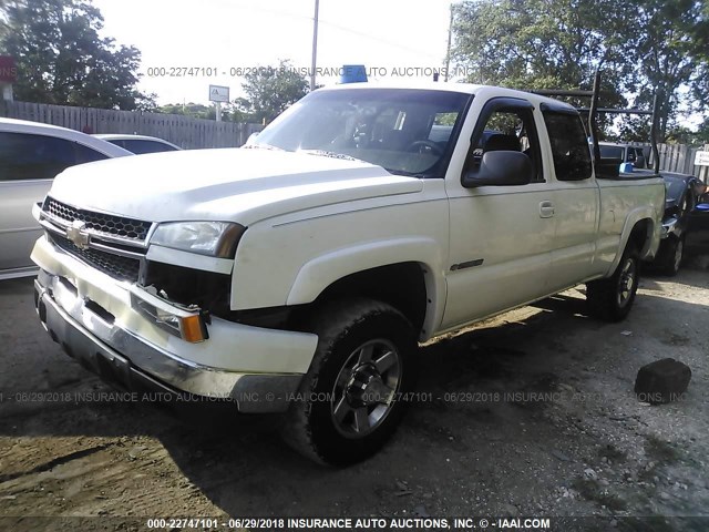 1GCHC29U06E252595 - 2006 CHEVROLET SILVERADO C2500 HEAVY DUTY WHITE photo 2