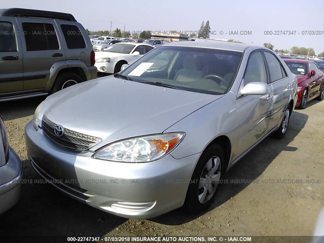 JTDBE32K120041752 - 2002 TOYOTA CAMRY LE/XLE/SE 银色 照片 2
