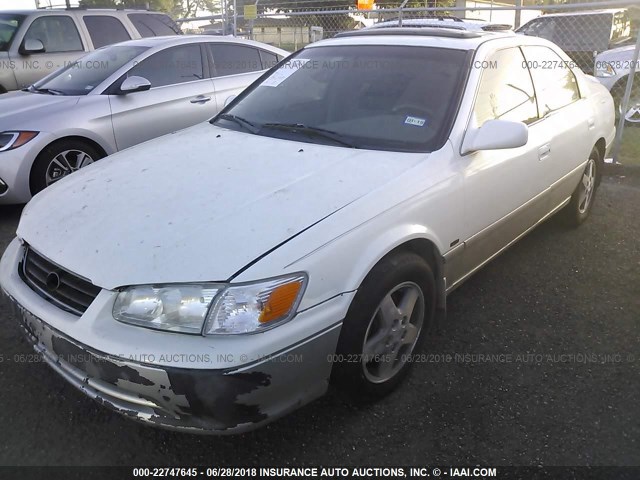 JT2BF22KX10299847 - 2001 TOYOTA CAMRY CE/LE/XLE WHITE photo 2