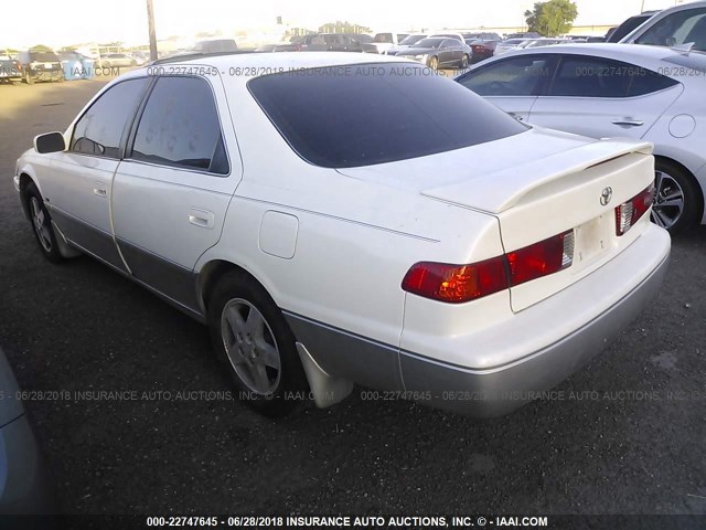 JT2BF22KX10299847 - 2001 TOYOTA CAMRY CE/LE/XLE WHITE photo 3
