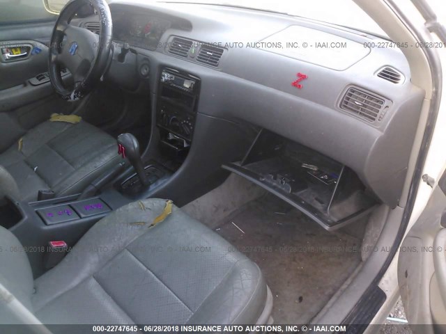 JT2BF22KX10299847 - 2001 TOYOTA CAMRY CE/LE/XLE WHITE photo 5