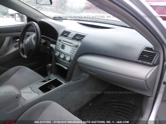 4T1BF3EK2BU623677 - 2011 TOYOTA CAMRY SE/LE/XLE 银色 照片 5