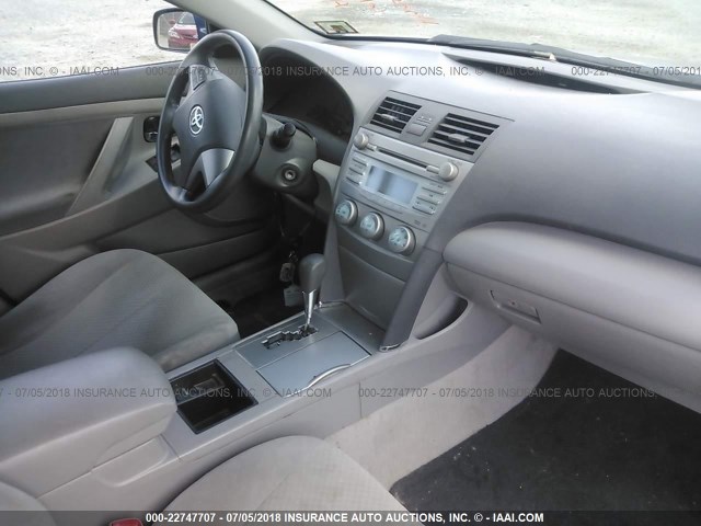 4T1BE46K69U413858 - 2009 TOYOTA CAMRY SE/LE/XLE BLUE photo 5