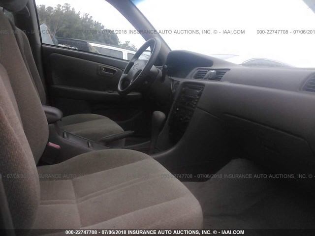 4T1BF28K91U131426 - 2001 TOYOTA CAMRY LE/XLE WHITE photo 5