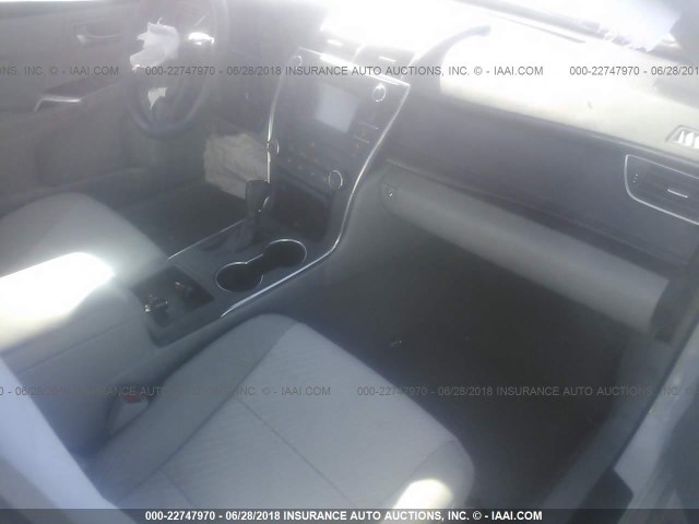 4T1BF1FK9FU990066 - 2015 TOYOTA CAMRY LE/XLE/SE/XSE WHITE photo 5