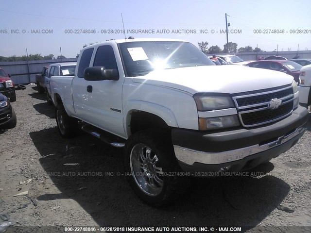 1GCHK29U55E227127 - 2005 CHEVROLET SILVERADO K2500 HEAVY DUTY WHITE photo 1