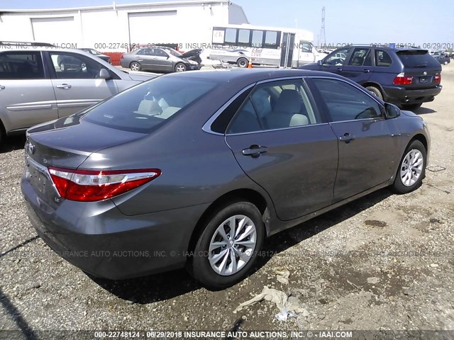 4T1BF1FK2HU760520 - 2017 TOYOTA CAMRY LE/XLE/SE/XSE GRAY photo 4