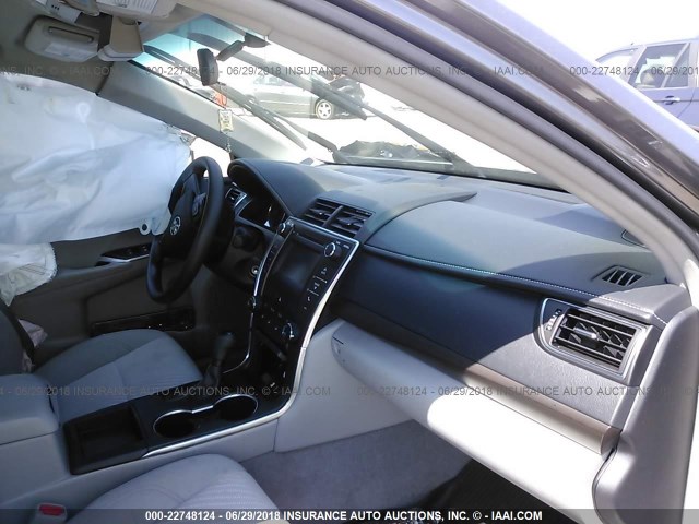 4T1BF1FK2HU760520 - 2017 TOYOTA CAMRY LE/XLE/SE/XSE GRAY photo 5