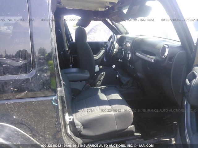 1J4AA5D15BL573473 - 2011 JEEP WRANGLER SAHARA Սև լուսանկար 5