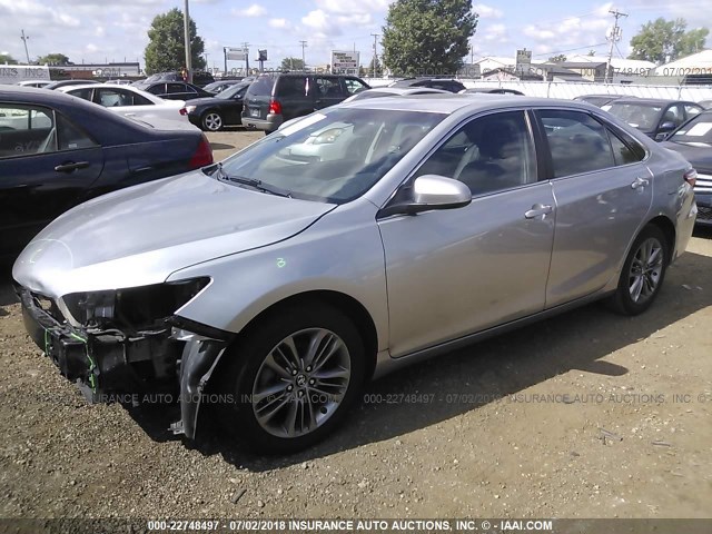 4T1BF1FK6GU215645 - 2016 TOYOTA CAMRY LE/XLE/SE/XSE SILVER photo 2