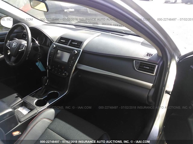 4T1BF1FK6GU215645 - 2016 TOYOTA CAMRY LE/XLE/SE/XSE SILVER photo 5