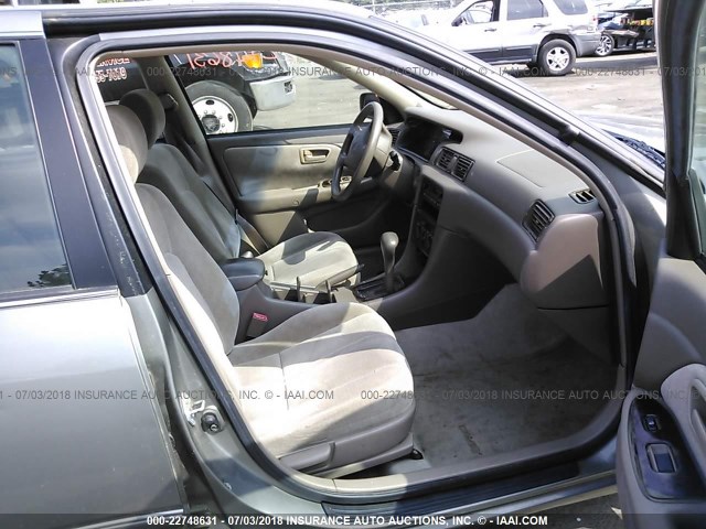 4T1BG22K6WU306146 - 1998 TOYOTA CAMRY CE/LE/XLE თაფლისფერი ფოტო 5