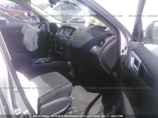 5N1DR2MM5HC672562 - 2017 NISSAN PATHFINDER S/SV/SL/PLATINUM SILVER photo 5