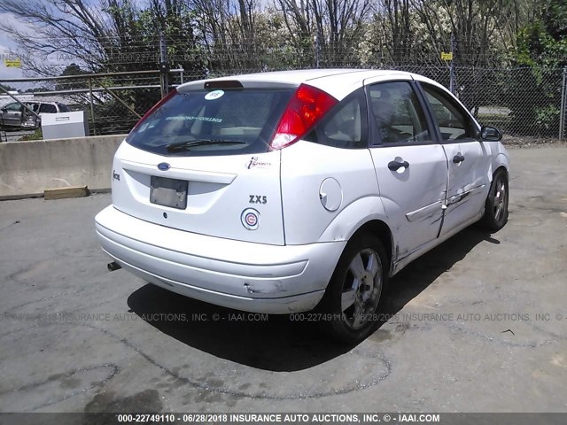 3FAFP37383R191894 - 2003 FORD FOCUS ZX5 WHITE photo 4