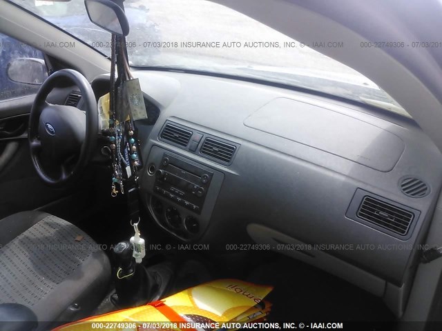 1FAFP34N67W130052 - 2007 FORD FOCUS ZX4/S/SE/SES ნაცრისფერი ფოტო 5