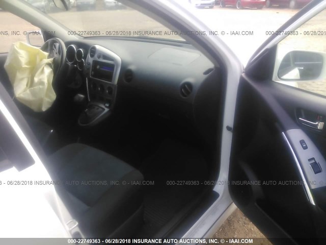 2T1KR32E25C502594 - 2005 TOYOTA COROLLA MATRIX XR WHITE photo 5