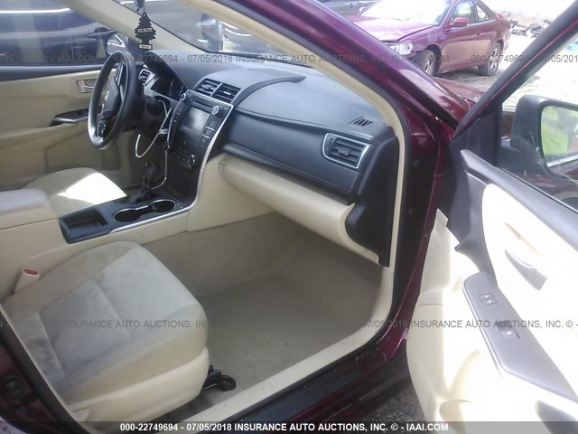 4T1BF1FKXGU503149 - 2016 TOYOTA CAMRY LE/XLE/SE/XSE BURGUNDY photo 5