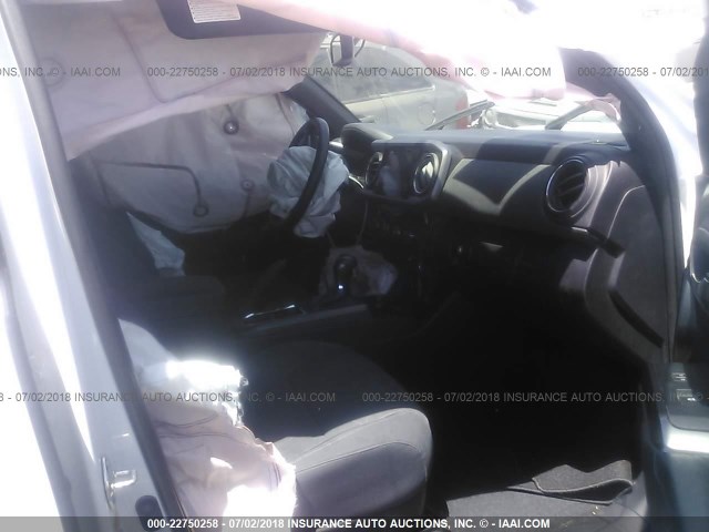 3TMDZ5BN5HM017043 - 2017 TOYOTA TACOMA DBL CAB/SR5/TRD SPORT/OR 白色 照片 5