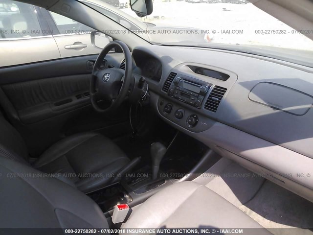 4T1BF30K02U517493 - 2002 TOYOTA CAMRY LE/XLE/SE Boz foto 5