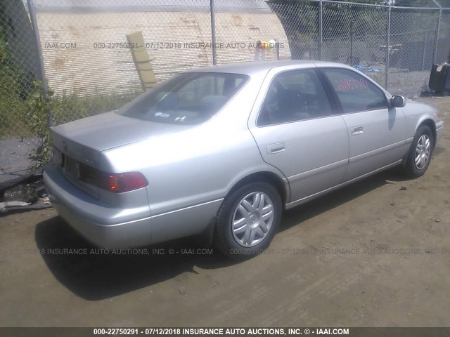 4T1BG22K5YU757913 - 2000 TOYOTA CAMRY CE/LE/XLE SILVER photo 4