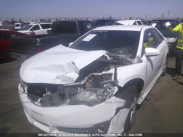4T1BF1FK4EU462157 - 2014 TOYOTA CAMRY L/SE/LE/XLE 白色 照片 2