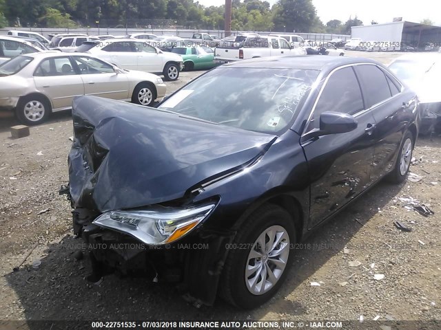 4T1BF1FK8HU785793 - 2017 TOYOTA CAMRY LE/XLE/SE/XSE BLACK photo 2