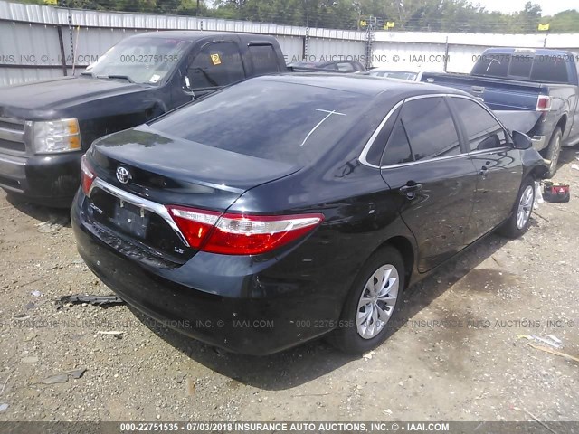 4T1BF1FK8HU785793 - 2017 TOYOTA CAMRY LE/XLE/SE/XSE BLACK photo 4